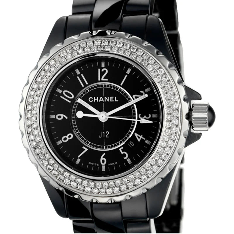 Close-UP view of Chanel J12 33mm H0682
