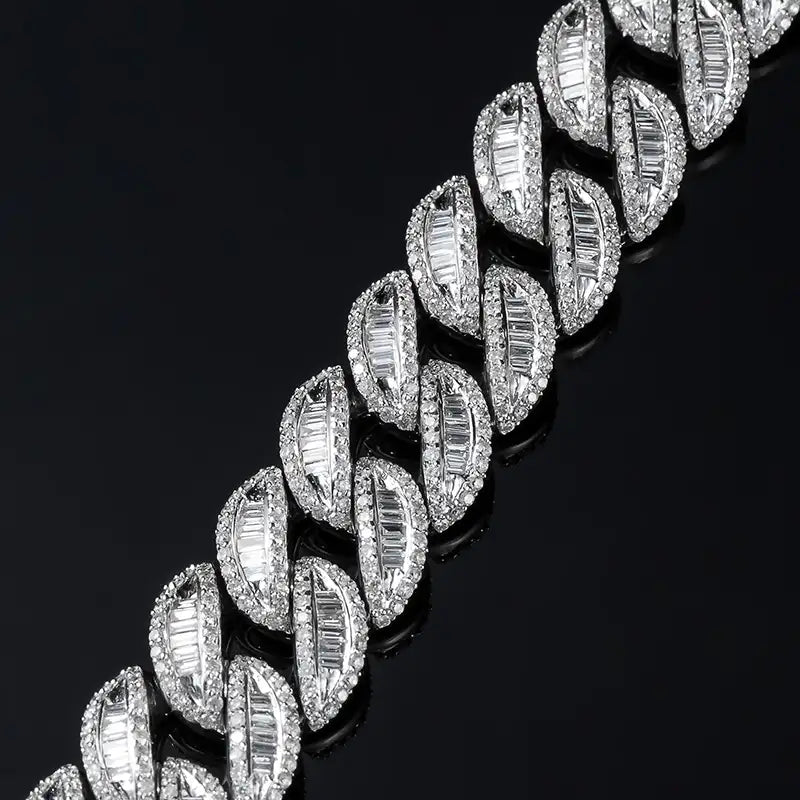 Close-up: White gold bracelet set with diamonds